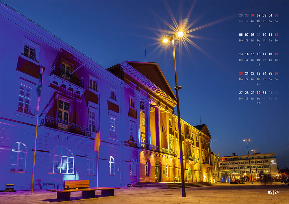 Kalender Karlsruhe 2024 Kalenderblatt Mai: Das Karlsruher Rathaus in den Farben der Ukraine
